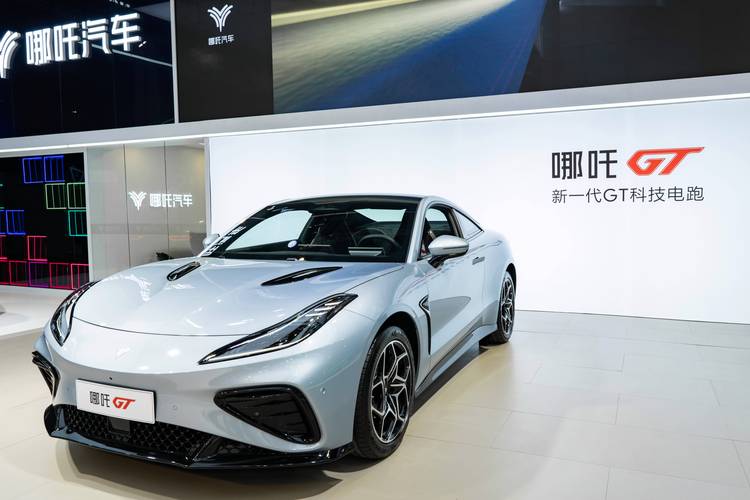 成都321哪吒汽车在智能汽车领域的表现，领途汽车在新能源汽车市场中的影响力